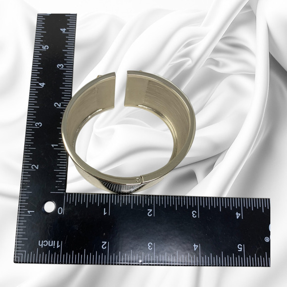 New Victoria's Secret Scandalous Cuff Bracelet Bangle Studs Silver Tone Gift Box - Picture 6 of 9